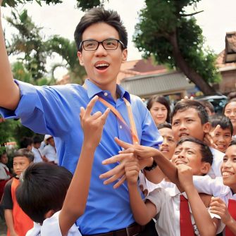 Giovanni Janitra, volunteering activities with elementary school students in Jakarta