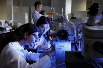 UNSW students in lab