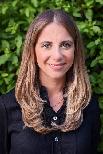 Angela Kintominas headshot