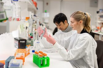 sobs-students-in-lab