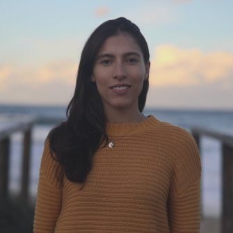 Headshot of Thays Costa