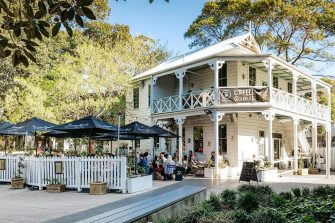Whitehouse building on a sunny day
