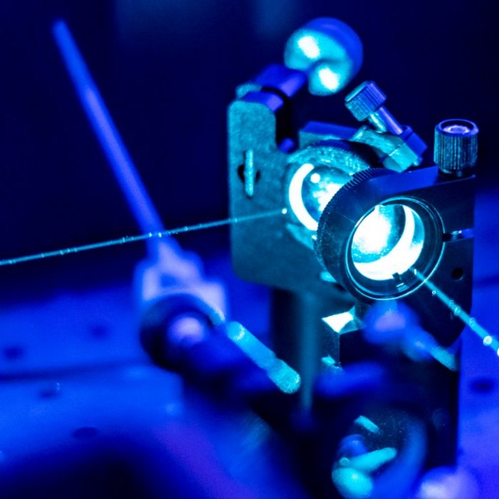 laser reflect on optic table un quantum laboratory