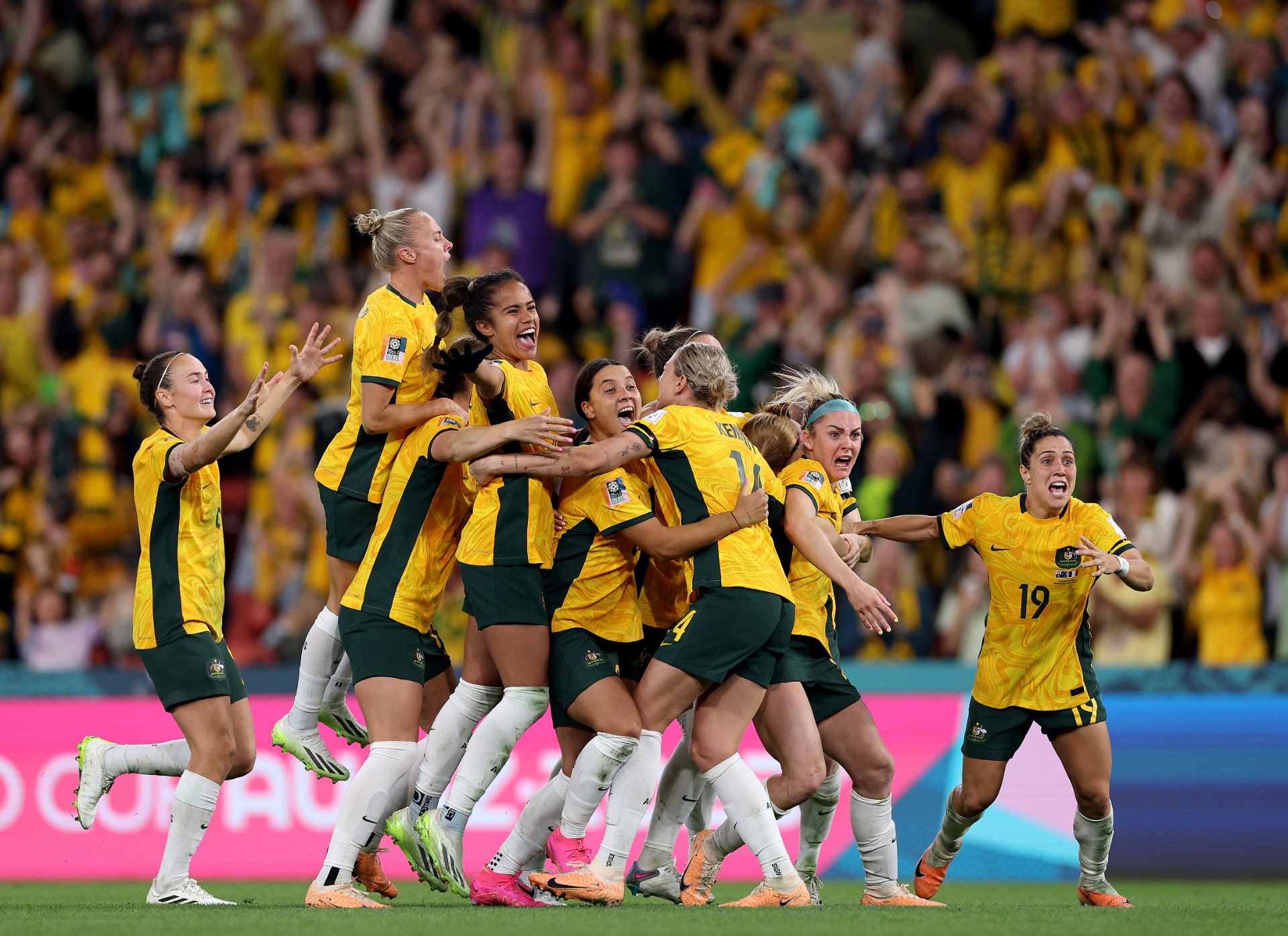 BRISBANE, AUSTRALIA - AUGUST 12: Players of Australia celebrate their side's victory in the penalty shoot out after Cortnee Vine of Australia scores her team's tenth penalty in the penalty shoot out during the FIFA Women's World Cup Australia & New Zealand 2023 Quarter Final match between Australia and France at Brisbane Stadium on August 12, 2023 in Brisbane, Australia. (Photo by Elsa - FIFA/FIFA via Getty Images)