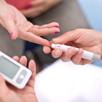 Pregnant women control blood sugar in ambulance